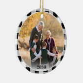 Personalisiertes Schwarz-weißes Kariertes Foto Keramik Ornament (Rechts)