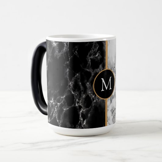 Personalisiertes Schwarz-weißes Marmorstone-Tasse- Verwandlungstasse (Vorderseite Links)