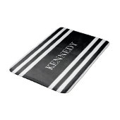 Personalisiertes Schwarz-weißes Seestreifen-Muster Badematte (Schrägansicht)