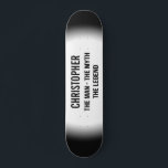 Personalisiertes Schwarz-weißes Urban Monogramm Skateboard<br><div class="desc">Lass jedem,  wer der Mann der Straße,  der Mensch oder das Büro ist mit diesem epischen Stadtdeck. Personalisiert mit Namen und typografischem Stil Zitat "Der Mann - Der Mythos - Die Legende. Die urbane Straßenkunst in den klassischen Farben Schwarz und Weiß.</div>