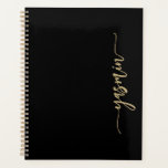 Personalisiertes Schwarzes Gold Planer<br><div class="desc">Dieses elegante,  moderne Design mit Ihrem Namen in senkrechter goldfarbener Handschrift auf schwarzem Hintergrund. (Um die Swashes am Anfang und am Ende des Namens behalten,  ersetzen Sie nur die Buchstaben,  indem Sie die Symbole verlassen haben.)</div>