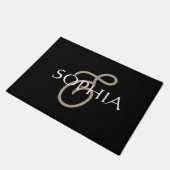 Personalisiertes schwarzes goldenes Monogramm  Fußmatte (Schrägansicht)