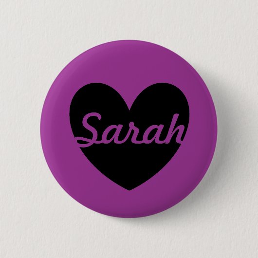 Personalisiertes schwarzes Herz auf lila Button (Vorderseite)