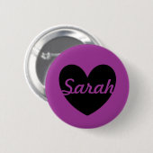 Personalisiertes schwarzes Herz auf lila Button (Vorne & Hinten)