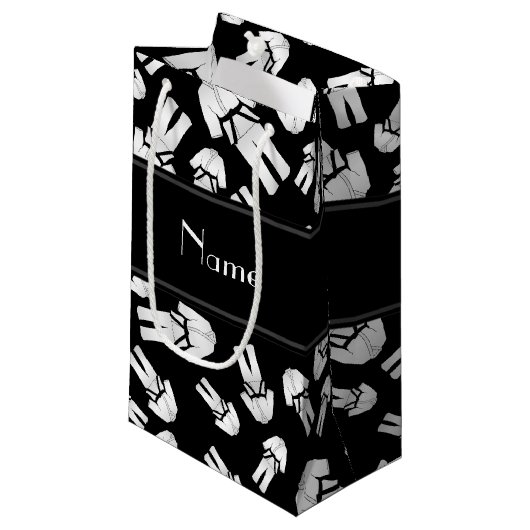 Personalisiertes schwarzes Karatenamensmuster Kleine Geschenktüte (Vorderseite Schrägansicht)