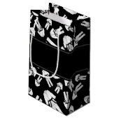 Personalisiertes schwarzes Karatenamensmuster Kleine Geschenktüte (Rückseite Schrägansicht)