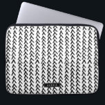 Personalisiertes schwarzes rustikales Tribal-Muste Laptopschutzhülle<br><div class="desc">Rustikale personalisierte Laptop-Tasche mit rustikalem Schwarz-Weiß-Muster. Dieses einzigartige Element wird als Geschenk perfekt.</div>