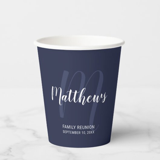 Personalisiertes Script Monogram und Name Navy Blu Pappbecher (Vorderseite)