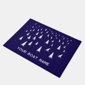 Personalisiertes Segelboot Name Nautical Navy Blau Fußmatte (Schrägansicht)