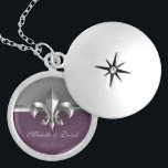 Personalisiertes silbernes Lilien-Andenken Medaillon<br><div class="desc">Dieser personalisierte Splitter-Lilien-Andenken Locket kennzeichnet ein schöne Nachahmung gebürstetes MetallLiliensymbol auf einem Grau und lila Hintergrund der Aubergine mit Raum,  mit Ihren Namen und Ihrem speziellen Datum zu personifizieren.</div>