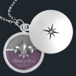 Personalisiertes silbernes Lilien-Andenken Medaillon<br><div class="desc">Dieser personalisierte Splitter-Lilien-Andenken Locket kennzeichnet ein schöne Nachahmung gebürstetes MetallLiliensymbol auf einem Grau und lila Hintergrund der Aubergine mit Raum,  mit Ihren Namen und Ihrem speziellen Datum zu personifizieren.</div>