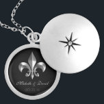 Personalisiertes silbernes Lilien-Andenken Medaillon<br><div class="desc">Dieser personalisierte Splitter-Lilien-Andenken Locket kennzeichnet ein schöne Nachahmung gebürstetes MetallLiliensymbol auf einem schwarzen Hintergrund mit Raum,  mit Ihren Namen und Ihrem speziellen Datum zu personifizieren.</div>