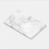 Personalisiertes Skriptmonogramm und Name aus weiß Post-it Klebezettel (angewinkelt)