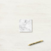 Personalisiertes Skriptmonogramm und Name aus weiß Post-it Klebezettel (Auf Schreibtisch)