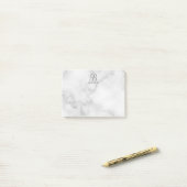 Personalisiertes Skriptmonogramm und Name aus weiß Post-it Klebezettel (Auf Schreibtisch)
