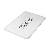 Personalisiertes Skriptpaar Initials Monogramm Badematte (Schrägansicht)