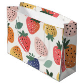Personalisiertes Sommerfarbenfrohes Erdbeermuster Große Geschenktüte (Rückseite Schrägansicht)