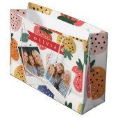 Personalisiertes Sommerfarbenfrohes Erdbeermuster Große Geschenktüte (Vorderseite Schrägansicht)