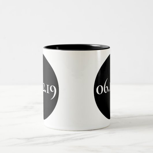 Personalisiertes Sonderdatum Schwarz-Weiß Zweifarbige Tasse (Mittel)