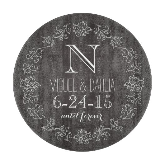 Personalisiertes Tafel-Monogramm-Hochzeits-Datum Schneidebrett (Vorderseite)