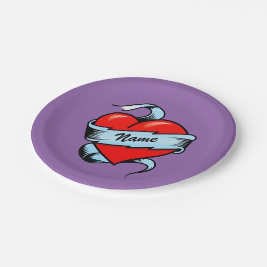 Personalisiertes Tätowierungs-Herz Pappteller (Schrägansicht)