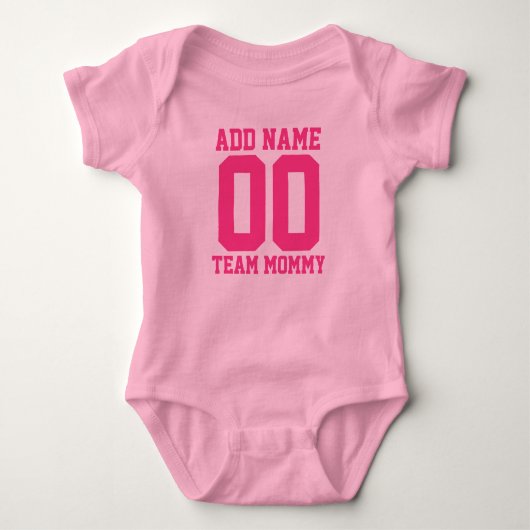 Personalisiertes Team Mami mit Baby Bodysuit Baby Strampler (Vorderseite)