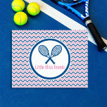 Personalisiertes Tennis & Blau und rosa Zickzack D Postkarte<br><div class="desc">Maßgeschneiderte Post/Mitteilungskarten mit personalisiertem Tennisschläger-Design und blau-rosa Zickzack gemustertem Hintergrund. Die gekreuzten Tennisschläger sind in einem blauen und weißen Kreis angeordnet, der mit Ihrem Namen oder Ihren Initialen mit Monogramm ist. Der Kreis ist Set vor einem blauen, rosa und weiß Zickzack Zickzack gemusterten Hintergrund. Preppy, trendig, modern und dennoch sehr...</div>