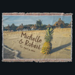 Personalisiertes tropisches decke<br><div class="desc">Tropisches Strand-Hochzeits-Geschenk mit Est. Des Datums-Braut-und Bräutigams Namen-kundenspezifische Andenken-Wurfs-Decke. Verwenden Sie BESONDERS ANFERTIGEN ES Knopf,  um den Text zu redigieren.</div>