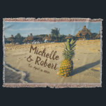 Personalisiertes tropisches decke<br><div class="desc">Tropisches Strand-Hochzeits-Geschenk mit Est. Des Datums-Braut-und Bräutigams Namen-kundenspezifische Andenken-Wurfs-Decke. Verwenden Sie BESONDERS ANFERTIGEN ES Knopf,  um den Text zu redigieren.</div>