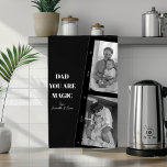 Personalisiertes "Vater Sie sind Magie" Zwei Väter<br><div class="desc">Lassen Sie die Küche mit unseren personalisierten Küchentüchern "Vater You Are Magic" rundum verwöhnen! Dieses einzigartige Design besticht durch einen stilvollen schwarzen Hintergrund, ein hochgeschätztes Foto von zwei Vätern und die herzliche Botschaft "Vater Du bist Magie". Fügen Sie eine besondere Touch hinzu, indem Sie sie mit den Namen Ihrer Kinder...</div>
