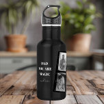 Personalisiertes "Vater Sie sind Magie" Zwei Väter Edelstahlflasche<br><div class="desc">Feiern Sie die Magie der Vaterschaft mit unserer personalisierten Wasserflasche "Vater You Are Magic"! Dieses einzigartige Design besticht durch einen stilvollen schwarzen Hintergrund, ein hochgeschätztes Foto von zwei Vätern und die herzliche Botschaft "Vater Du bist Magie". Fügen Sie eine besondere Touch hinzu, indem Sie sie mit den Namen Ihrer Kinder...</div>