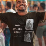 Personalisiertes "Vater Sie sind Magie" Zwei Väter T-Shirt<br><div class="desc">Feiern Sie die Magie der Vaterschaft mit unserem personalisierten "Vater Sie sind Magie" Männer T - Shirt! Dieses einzigartige Design besticht durch einen stilvollen schwarzen Hintergrund, ein hochgeschätztes Foto von zwei Vätern und die herzliche Botschaft "Vater Du bist Magie". Fügen Sie eine besondere Touch hinzu, indem Sie sie mit den...</div>