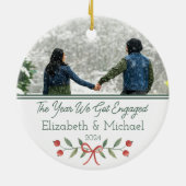 Personalisiertes Verlobtes Erstes Weihnachtsfest F Keramik Ornament (Hinten)