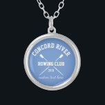 Personalisiertes Versilberte Kette<br><div class="desc">Personalisierte Crew-Rudersporthalskette, die gekreuzte Ruder und Ihren kundenspezifischen Text kennzeichnet. Addieren Sie Ihren Vereinnamen, Jahr, kundenspezifischer Text (der Name des Trainers, der Name des Rowers, Ereignis, etc.) macht ein durchdachtes Ende vom Jahreszeitandenken, vom Geschenk des Trainers oder vom Teamgeldbeschaffer. Karo heraus unsere anderen kundenspezifischen Crewgeschenke durch das Klicken auf dem...</div>