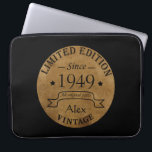 Personalisiertes Vintages Geburtstagsgeschenk Laptopschutzhülle<br><div class="desc">Mit diesem Vintag rustikalen Retro-Design mit phantastischer Typografie-Schriftart-Schrift können Sie Ihrer Garderobe-Kollektion etwas Originalität hinzufügen. Das ist eine großartige Geschenkidee für Männer, Frauen, Ehemänner, Ehefrau und einen Freund, der dieses einzigartige Kunstwerk Liebe geben wird. Das beste und elegante Urlaubserlebnis für Ihr Party zum Geburtstag. Sie werden in dieser einzigartigen Vintagen...</div>