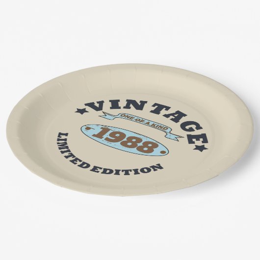 Personalisiertes Vintages Geburtstagsgeschenk Pappteller (Schrägansicht)