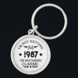 Personalisiertes Vintages Geburtstagsgeschenk Schlüsselanhänger<br><div class="desc">Mit diesem Vintagen klassischen Geburtstagsgrafik-Design mit phantastischen Typografie-Schriftart-Schriftzeichen können Sie Ihrer Garderobe-Kollektion etwas Originalität hinzufügen. Es ist eine tolle Geschenkidee für Männer, Frauen, Ehemänner, Ehefrau-Freundin und einen Freund, der dieses einzigartige Kunstwerk Liebe geben wird. Das phantastischste und lustigste Urlaubsgeschenk für Ihr Party zum Geburtstag. Sie werden in dieser einzigartigen Vintagen...</div>