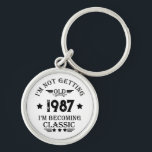 Personalisiertes Vintages Geburtstagsgeschenk Schlüsselanhänger<br><div class="desc">Mit diesem Vintagen klassischen Geburtstagsgrafik-Design mit phantastischen Typografie-Schriftart-Schriftzeichen können Sie Ihrer Garderobe-Kollektion etwas Originalität hinzufügen. Es ist eine tolle Geschenkidee für Männer, Frauen, Ehemänner, Ehefrau-Freundin und einen Freund, der dieses einzigartige Kunstwerk Liebe geben wird. Das phantastischste und lustigste Urlaubsgeschenk für Ihr Party zum Geburtstag. Sie werden in dieser einzigartigen Vintagen...</div>