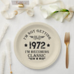 Personalisiertes Vintages Geburtstagsgeschenk schw Pappteller<br><div class="desc">Mit diesem Vintagen klassischen Geburtstagsgrafik-Design mit phantastischen Typografie-Schriftart-Schriftzeichen können Sie Ihrer Garderobe-Kollektion etwas Originalität hinzufügen. Es ist ein großartiges Geschenk für Männer, Frauen, Ehemänner, Ehefrau, Freundin und Freund, die dieses einzigartige Kunstwerk Liebe geben werden. Das beste und lustigste Urlaubsgeschenk für Ihr Party zum Geburtstag. Wenn Ihnen dieses Kunstwerk gefällt, können...</div>