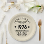 Personalisiertes Vintages Geburtstagsgeschenk schw Pappteller<br><div class="desc">Mit diesem Vintagen klassischen Geburtstagsgrafik-Design mit phantastischen Typografie-Schriftart-Schriftzeichen können Sie Ihrer Garderobe-Kollektion etwas Originalität hinzufügen. Es ist ein großartiges Geschenk für Männer, Frauen, Ehemänner, Ehefrau, Freundin und einen Freund, der dieses einzigartige Kunstwerk Liebe geben wird. Das phantastischste und lustigste Urlaubsgeschenk für Ihr Party zum Geburtstag. Wenn Ihnen dieses Kunstwerk gefällt,...</div>