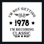 Personalisiertes Vintages Geburtstagsgeschenk schw Poster<br><div class="desc">Mit diesem Vintagen klassischen Geburtstagsgrafik-Design mit phantastischen Typografie-Schriftart-Schriftzeichen können Sie Ihrer Garderobe-Kollektion etwas Originalität hinzufügen. Es ist ein großartiges Geschenk für Männer, Frauen, Ehemänner, Ehefrau, Freundin und einen Freund, der dieses einzigartige Kunstwerk Liebe geben wird. Das phantastischste und lustigste Urlaubsgeschenk für Ihr Party zum Geburtstag. Wenn Ihnen dieses Kunstwerk gefällt,...</div>