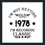 Personalisiertes Vintages Geburtstagsgeschenk schw Poster<br><div class="desc">Mit diesem Vintagen klassischen Geburtstagsgrafik-Design mit phantastischen Typografie-Schriftart-Schriftzeichen können Sie Ihrer Garderobe-Kollektion etwas Originalität hinzufügen. Es ist ein großartiges Geschenk für Männer, Frauen, Ehemänner, Ehefrau, Freundin und einen Freund, der dieses einzigartige Kunstwerk Liebe geben wird. Das phantastischste und lustigste Urlaubsgeschenk für Ihr Party zum Geburtstag. Wenn Ihnen dieses Kunstwerk gefällt,...</div>