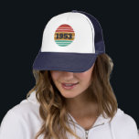 Personalisiertes Vintages Geburtstagsgeschenk Truckerkappe<br><div class="desc">Mit diesem Vintagen Sonnenuntergang-Grafikdesign mit phantastischen Typografie-Schriftart-Schriftzeichen können Sie Ihrer Garderobe-Kollektion etwas Originalität hinzufügen. Das ist eine tolle Geschenkidee für Männer, Frauen, Ehemänner, Ehefrau und einen Freund, der dieses einzigartige Kunstwerk Liebe geben wird. Das phantastischste und lustigste Urlaubsgeschenk für Ihr Party zum Geburtstag. Wenn Ihnen dieses Kunstwerk gefällt, können Sie...</div>
