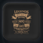 Personalisiertes Vintages Geburtstagskennzeichen Pappteller<br><div class="desc">Mit diesem Vintagen klassischen Geburtstagsgrafik-Design mit phantastischen Typografie-Schriftart-Schriftzeichen können Sie Ihrer Garderobe-Kollektion etwas Originalität hinzufügen. Das ist eine tolle Geschenkidee für Männer, Frauen, Ehemänner, Ehefrauen-Freundinnen und einen Freund, der dieses einzigartige Kunstwerk Liebe geben wird. Das phantastischste und lustigste Urlaubsgeschenk für Ihr Party zum Geburtstag. Wenn Ihnen dieses Kunstwerk gefällt, können...</div>