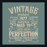 Personalisiertes Vintages Geburtstagskennzeichen Poster<br><div class="desc">Mit diesem Vintagen klassischen Geburtstagsbild mit phantastischer Typografie-Schriftart-Schrift können Sie Ihrer Schrankkollektion etwas Originalität hinzufügen. Es ist eine großartige Geschenkidee für Männer, Frauen, Ehemänner, Ehefrauen, Freundinnen und Freunde, die dieses einmalige Kunstwerk Liebe geben werden. Es ist das phantastischste und lustigste Urlaubsgeschenk für Ihr Party zum Geburtstag. Sie können andere ähnliche...</div>