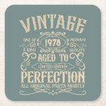 Personalisiertes Vintages Geburtstagskennzeichen Rechteckiger Pappuntersetzer<br><div class="desc">Mit diesem Vintagen klassischen Geburtstagsbild mit phantastischer Typografie-Schriftart-Schrift können Sie Ihrer Schrankkollektion etwas Originalität hinzufügen. Es ist eine großartige Geschenkidee für Männer, Frauen, Ehemänner, Ehefrauen, Freundinnen und Freunde, die dieses einmalige Kunstwerk Liebe geben werden. Es ist das phantastischste und lustigste Urlaubsgeschenk für Ihr Party zum Geburtstag. Sie können andere ähnliche...</div>