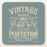 Personalisiertes Vintages Geburtstagskennzeichen Rechteckiger Pappuntersetzer<br><div class="desc">Mit diesem Vintagen klassischen Geburtstagsbild mit phantastischer Typografie-Schriftart-Schrift können Sie Ihrer Schrankkollektion etwas Originalität hinzufügen. Es ist eine großartige Geschenkidee für Männer, Frauen, Ehemänner, Ehefrauen, Freundinnen und Freunde, die dieses einmalige Kunstwerk Liebe geben werden. Es ist das phantastischste und lustigste Urlaubsgeschenk für Ihr Party zum Geburtstag. Sie können andere ähnliche...</div>