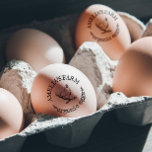 Personalisiertes Vintages Hühnereier Gummistempel<br><div class="desc">Leicht personalisieren Sie dieses Bauernhaus, wenn Bio Eier Gummi Briefmarke mit Ihrem Firmenlogo, oder verließ diese köstliche und einfache handgezeichnete Hühnervorlage. Fügen Sie Ihr eigenes Logo, Bild und Text hinzu und kreieren Sie Ihr eigenes warmes und rustikales Grafikdesign. Ideal für Bauernhäuser, Hühnereier, Kleinbetriebe, Scrapbooking, Dekorationen, Geschäftsläden oder als Geschenk für...</div>