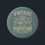 Personalisiertes Vintages Whiskey-Party Button<br><div class="desc">Mit diesem Vintagen klassischen Geburtstagsbild mit phantastischer Typografie-Schriftart-Schrift können Sie Ihrer Schrankkollektion etwas Originalität hinzufügen. Es ist eine großartige Geschenkidee für Männer, Frauen, Ehemänner, Ehefrauen, Freundinnen und Freunde, die dieses einmalige Kunstwerk Liebe geben werden. Es ist das phantastischste und lustigste Urlaubsgeschenk für Ihr Party zum Geburtstag. Sie können andere ähnliche...</div>
