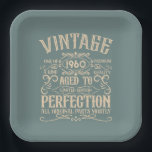 Personalisiertes Vintages Whiskey-Party Pappteller<br><div class="desc">Mit diesem Vintagen klassischen Geburtstagsbild mit phantastischer Typografie-Schriftart-Schrift können Sie Ihrer Schrankkollektion etwas Originalität hinzufügen. Es ist eine großartige Geschenkidee für Männer, Frauen, Ehemänner, Ehefrauen, Freundinnen und Freunde, die dieses einmalige Kunstwerk Liebe geben werden. Es ist das phantastischste und lustigste Urlaubsgeschenk für Ihr Party zum Geburtstag. Sie können andere ähnliche...</div>